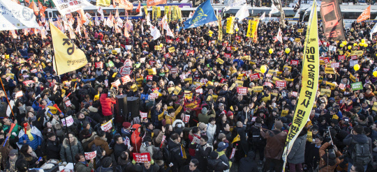 <탄핵가결> 박근혜 탄핵, 환호하는 국민들      (서울=연합뉴스) 최재구 김도훈 기자 = 박근혜 대통령에 대한 탄핵소추안이 가결된 9일 오후 서울 영등포구 국회 모인 시민들이 환호하고 있다.       이날 박 대통령에 대한 탄핵소추안은 찬성 234표, 반대 56표, 기권2표, 무효 7표로 가결됐다. 2016.12.9 [항공촬영팀]      superdoo82@yna.co.kr  (끝)